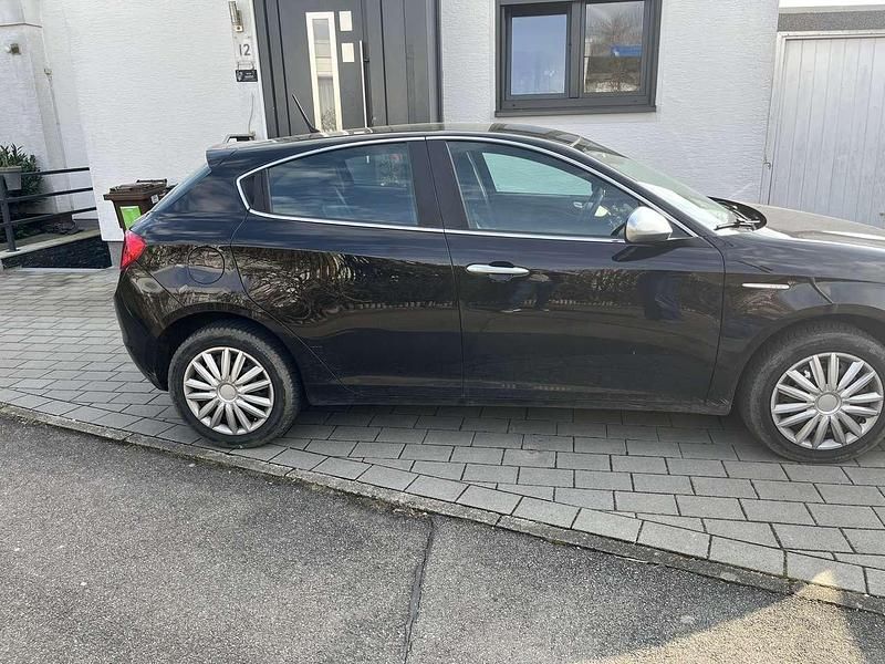 Gebraucht Alfa Romeo Giulietta Super 120 PS (88 kW) 2012 Schwarz Kleinwagen