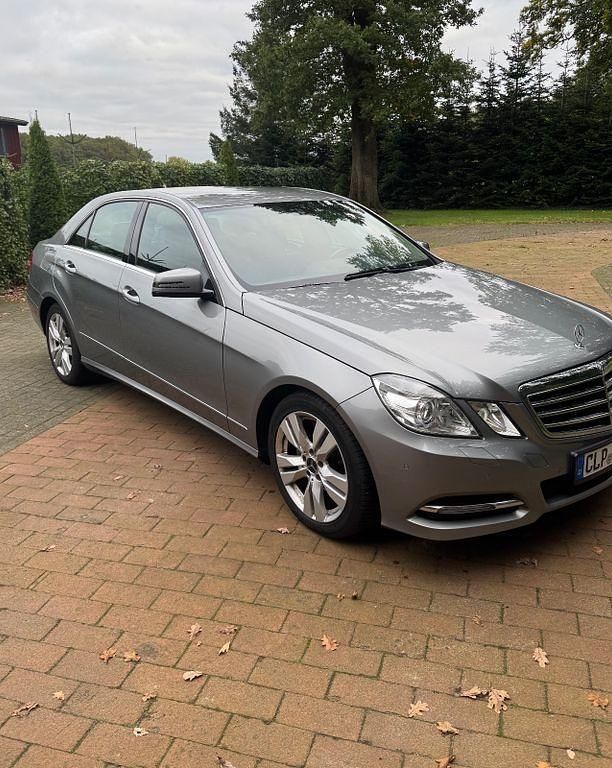 Grau Gebraucht 2012 Mercedes E220 Avantgarde Limousine | 11.500 € (Fairer Preis) - Bild 1/4