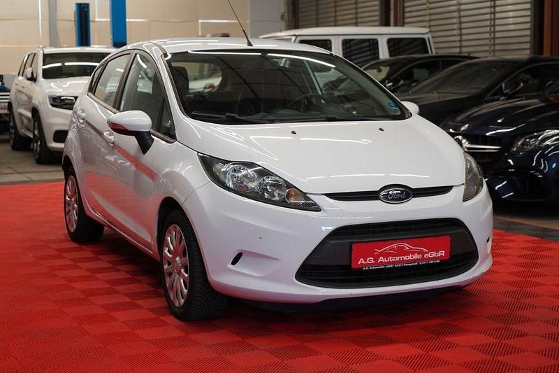 Gebraucht Ford Fiesta Trend 60 PS (44 kW) 2012 Weiß Kleinwagen