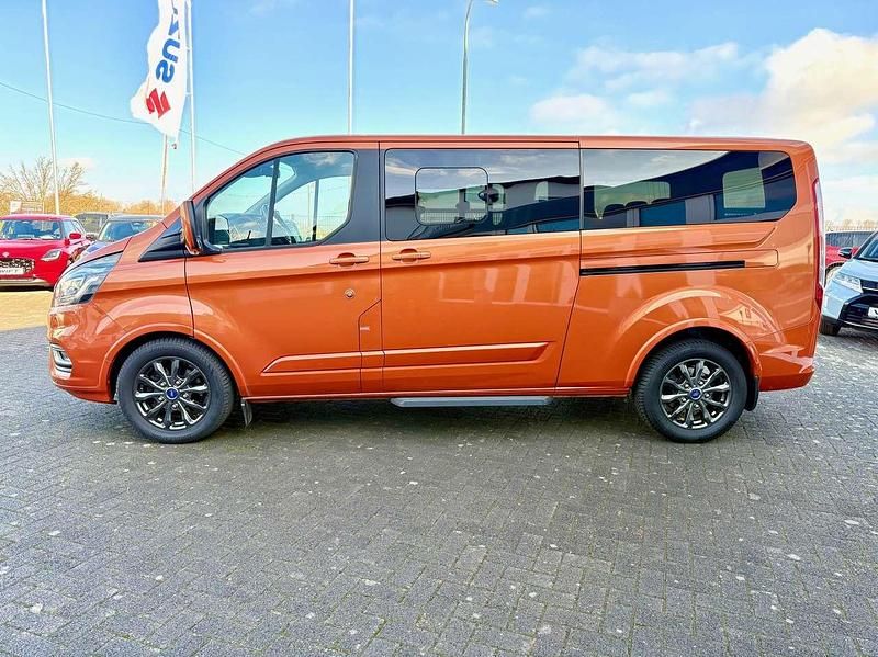 Gebraucht Ford Tourneo Titanium 131 PS (96 kW) 2019 Hokkaidoorange metallic Van / Kleinbus