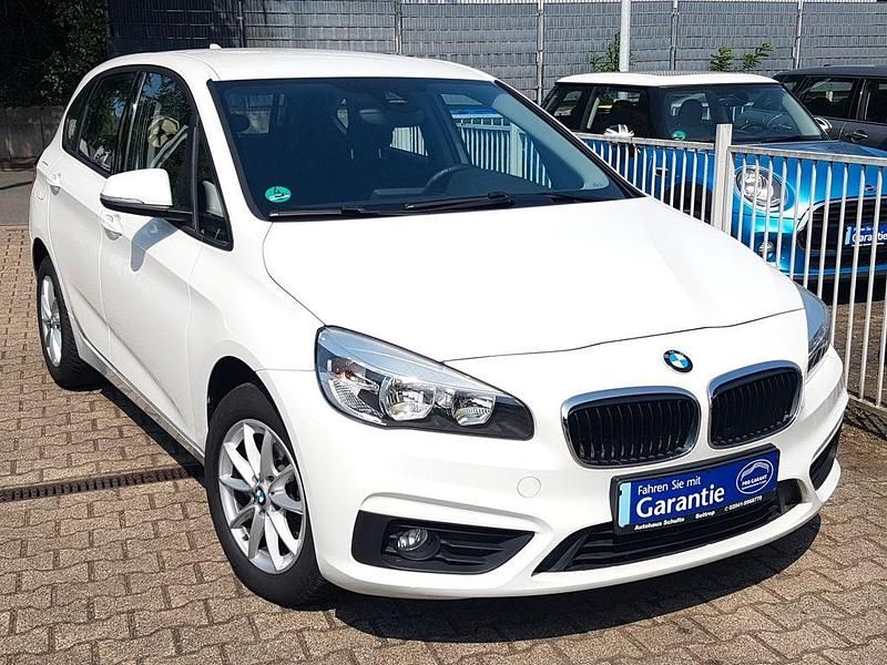 Weiß Gebraucht 2016 BMW 216 Active Tourer Advantage Van / Kleinbus | 11.890 € (Fairer Preis) - Bild 1/4