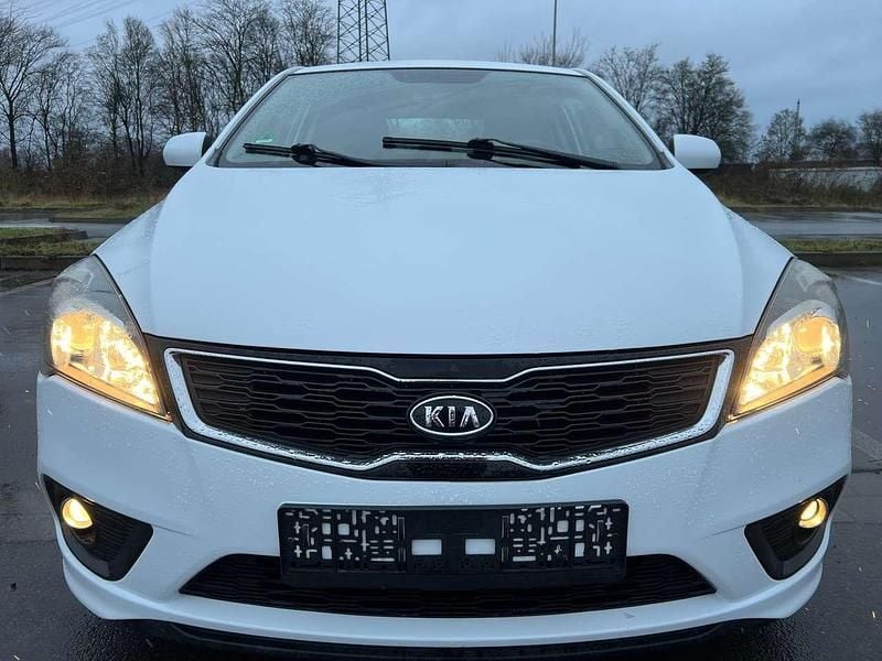 Weiß Gebraucht 2011 Kia Ceed Attract Kleinwagen | 5.600 € (Etwas zu teuer) - Bild 1/4