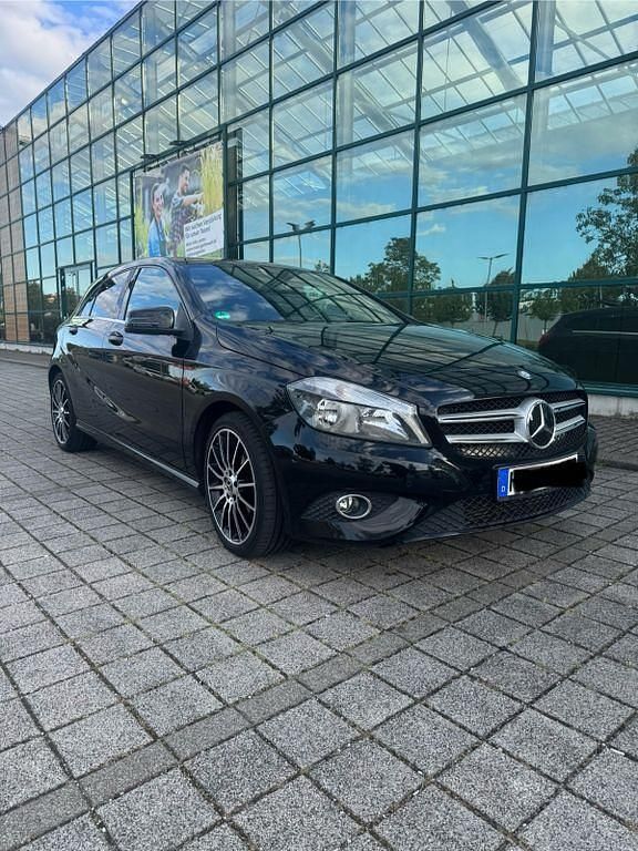 Schwarz Gebraucht 2014 Mercedes A200 Limousine | 13.400 € (Etwas zu teuer) - Bild 1/4