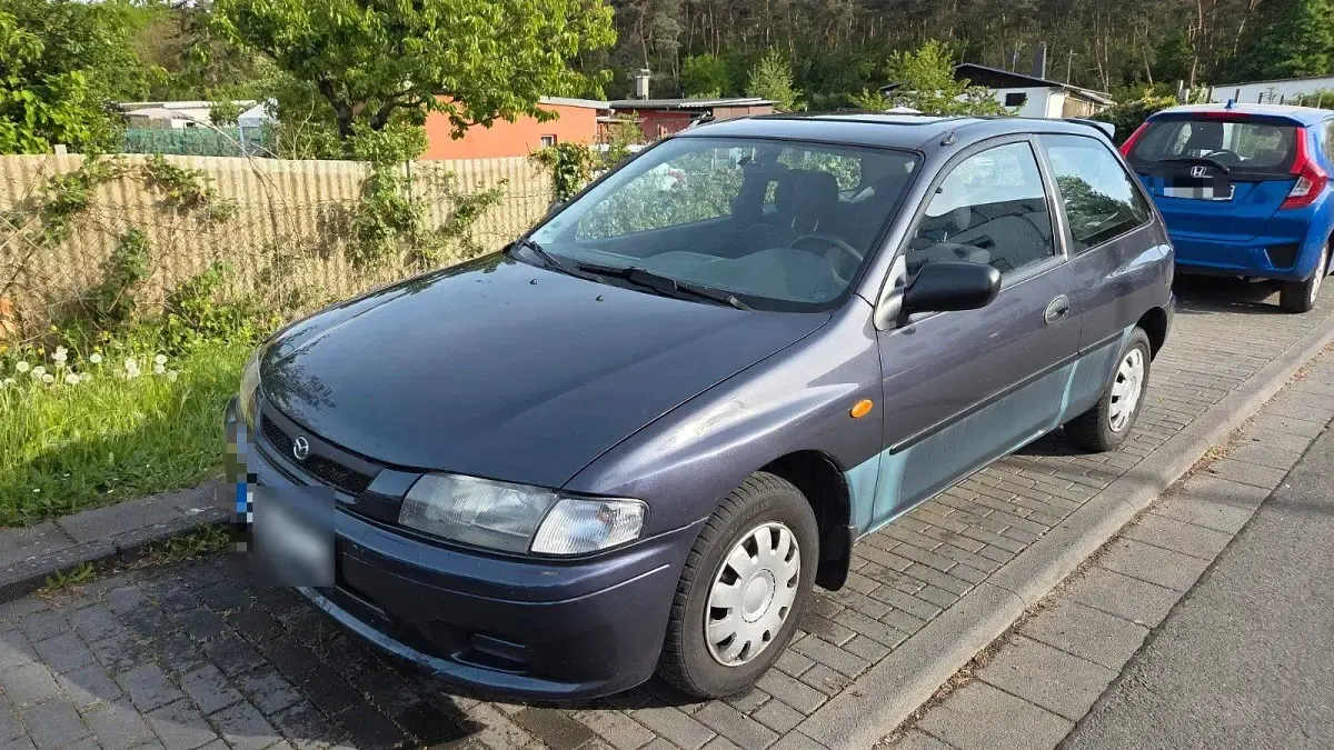 Używany Mazda 323 88 KM (64 kW) 1999 Niebieski Sedan/Limuzyna