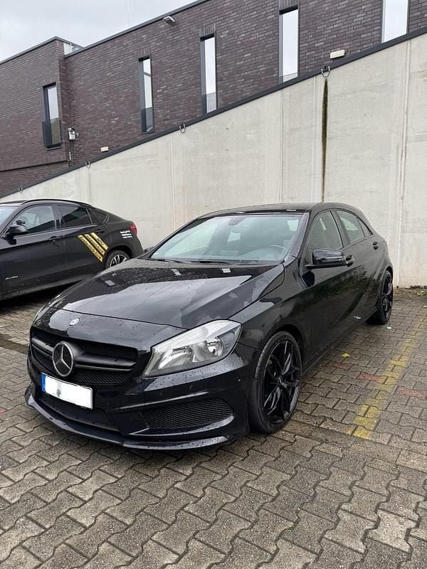 Schwarz Gebraucht 2012 Mercedes A200 Kleinwagen | 7.500 € (Fairer Preis) - Bild 1/4