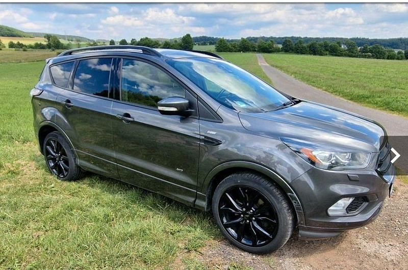 Grau Gebraucht 2017 Ford Kuga ST-Line SUV | 16.200 € (Teuer) - Bild 1/3