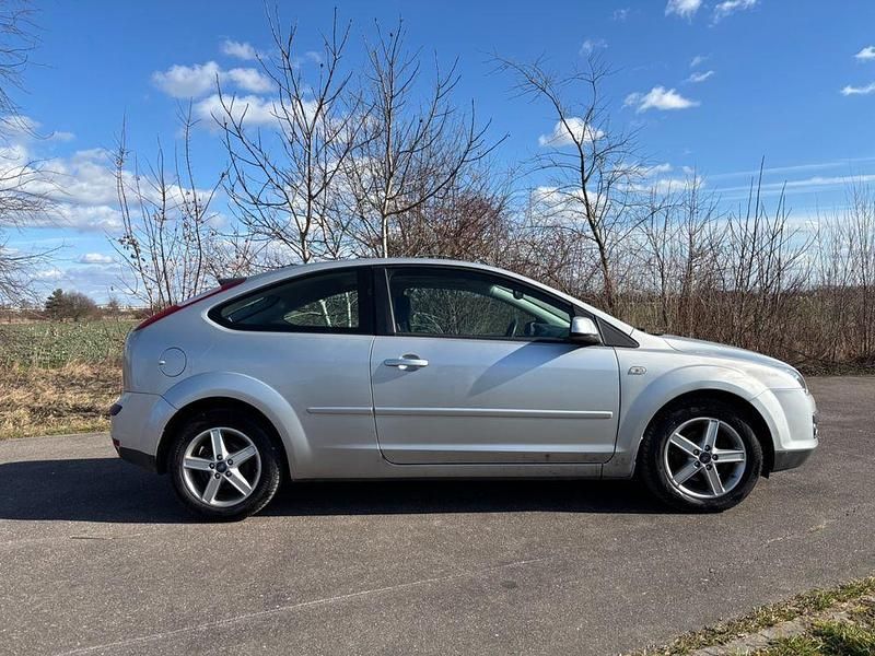 Gebraucht Ford Focus Ambiente 101 PS (74 kW) 2005 Silber Limousine