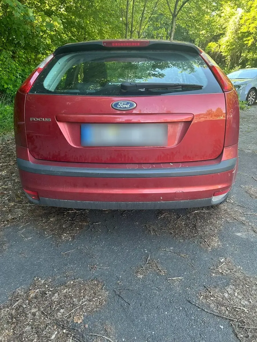 Używany Ford Focus 101 KM (74 kW) 2007 Czerwony Sedan/Limuzyna