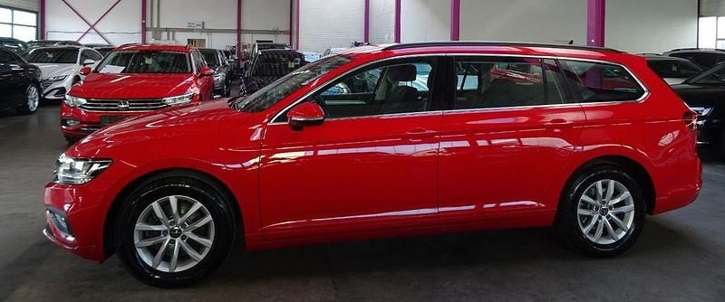 Gebraucht VW Passat 122 PS (89 kW) 2023 Rot Kombi