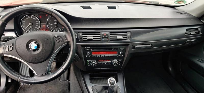 Gebraucht BMW 318 143 PS (105 kW) 2011 Rot Coupé