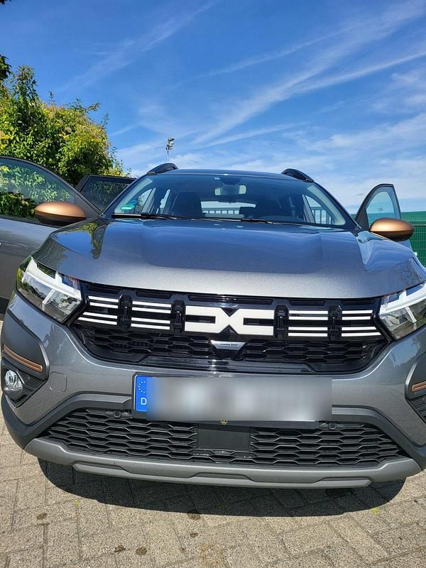 Grau Gebraucht 2024 Dacia Jogger Extreme Van / Kleinbus | 19.999 € (Fairer Preis) - Bild 1/4