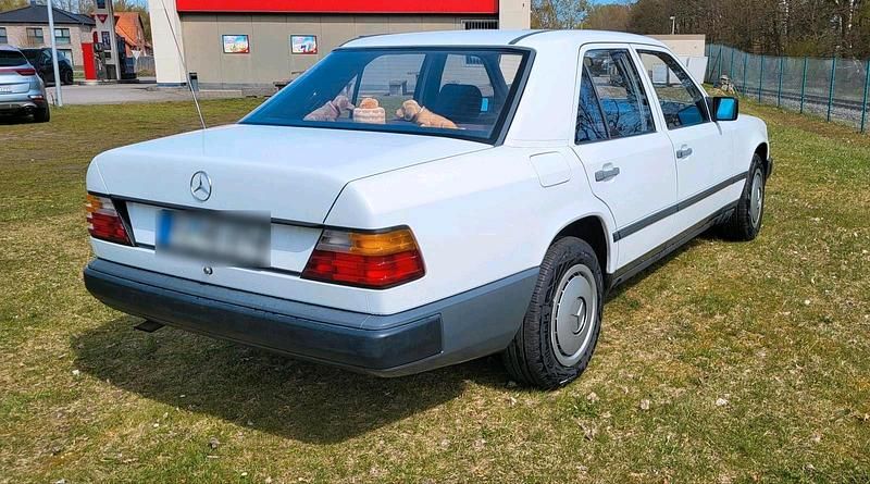 Second-hand Mercedes E230 132 CP (97 kW) 1987 Alb Berlinǎ