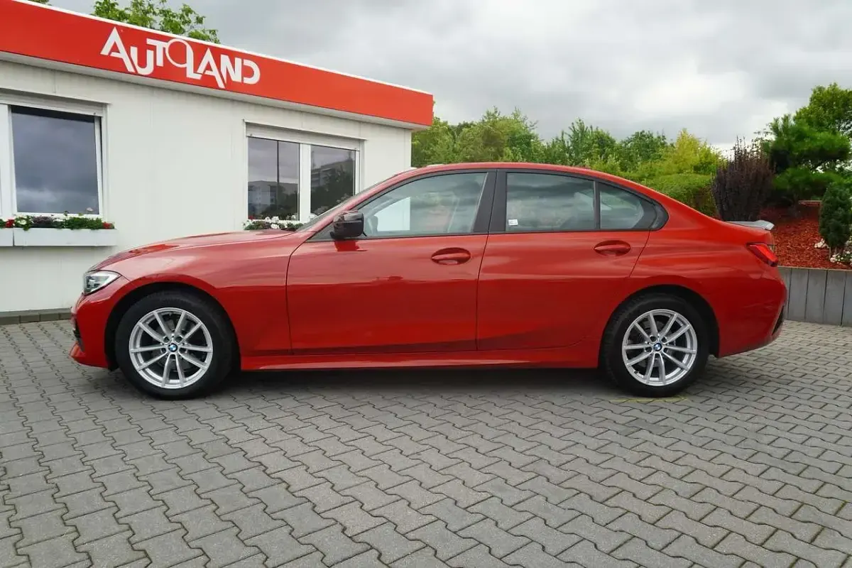 Gebraucht BMW 320 Advantage 184 PS (135 kW) 2019 Rot Limousine