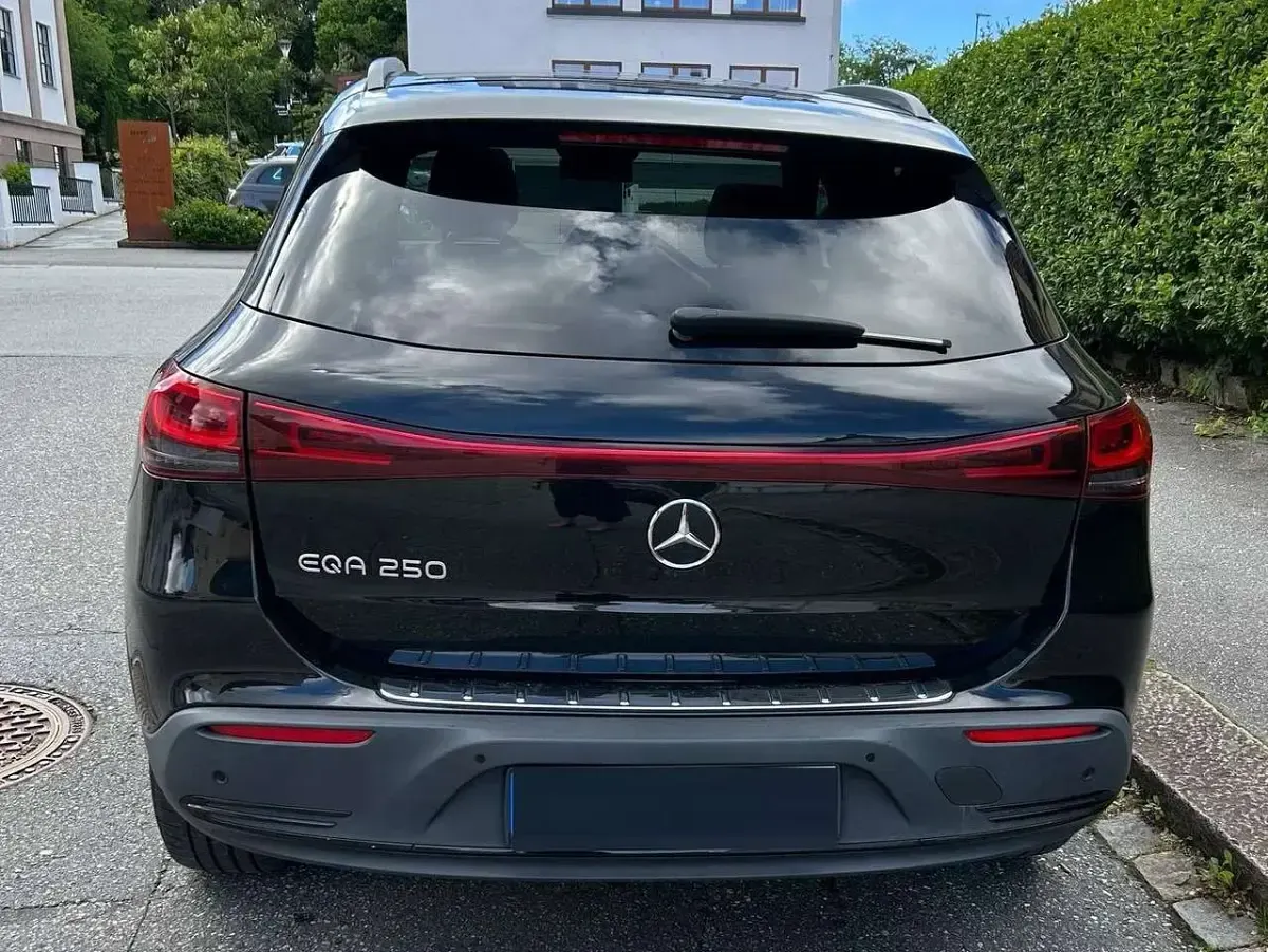 Gebraucht Mercedes EQA250 Electric Art 139 kW (190 PS) 2021 Schwarz SUV