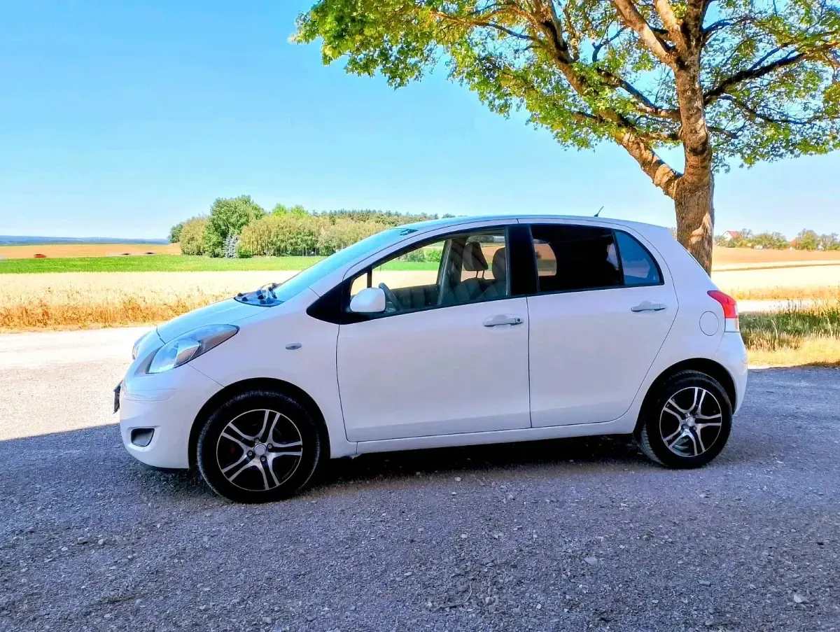 Gebraucht Toyota Yaris 70 PS (51 kW) 2011 Weiß Kleinwagen
