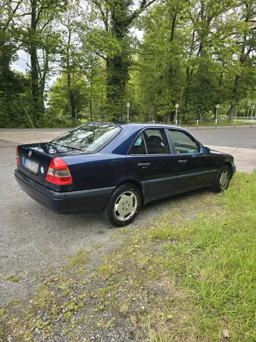 Gebraucht Mercedes C180 122 PS (89 kW) 1995 Blau Limousine
