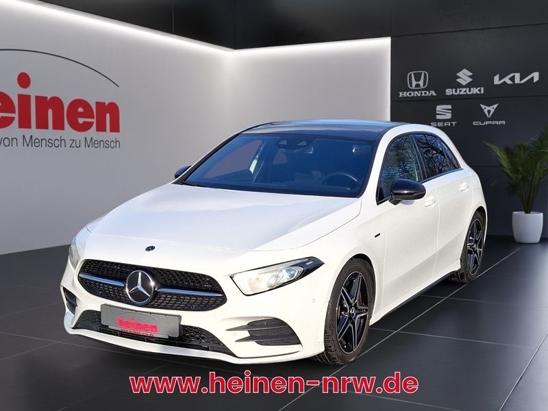 Weiß Gebraucht 2021 Mercedes A180 AMG line Limousine | 27.479 € (Fairer Preis) - Bild 1/4