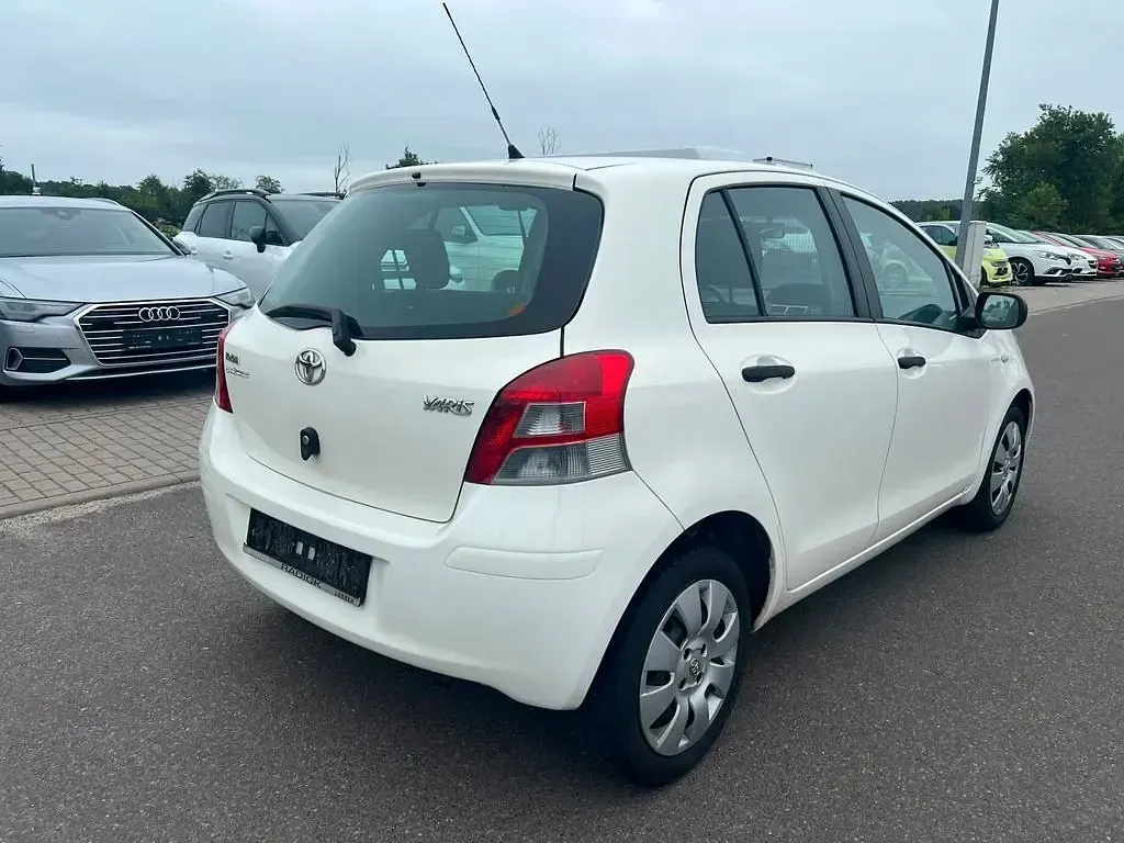 Gebraucht Toyota Yaris Cool 69 PS (50 kW) 2011 Weiß Kleinwagen