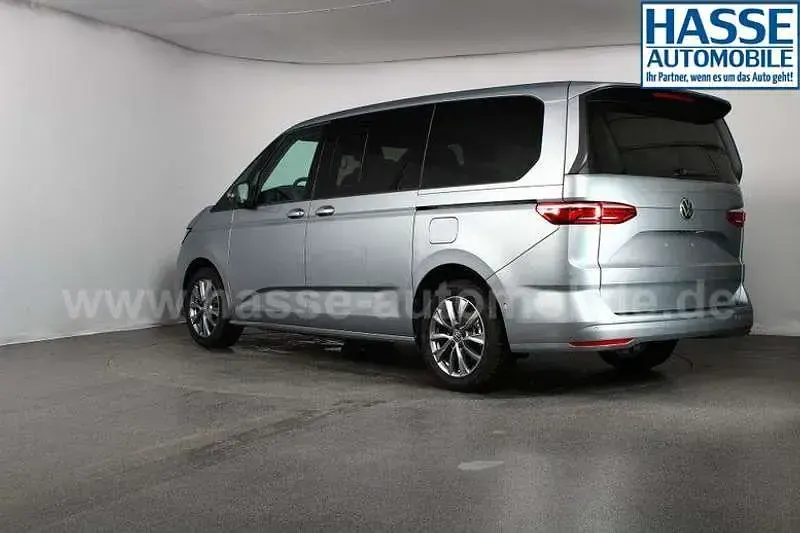 Gebraucht VW Multivan Life 150 PS (110 kW) 2024 Silber Van / Kleinbus
