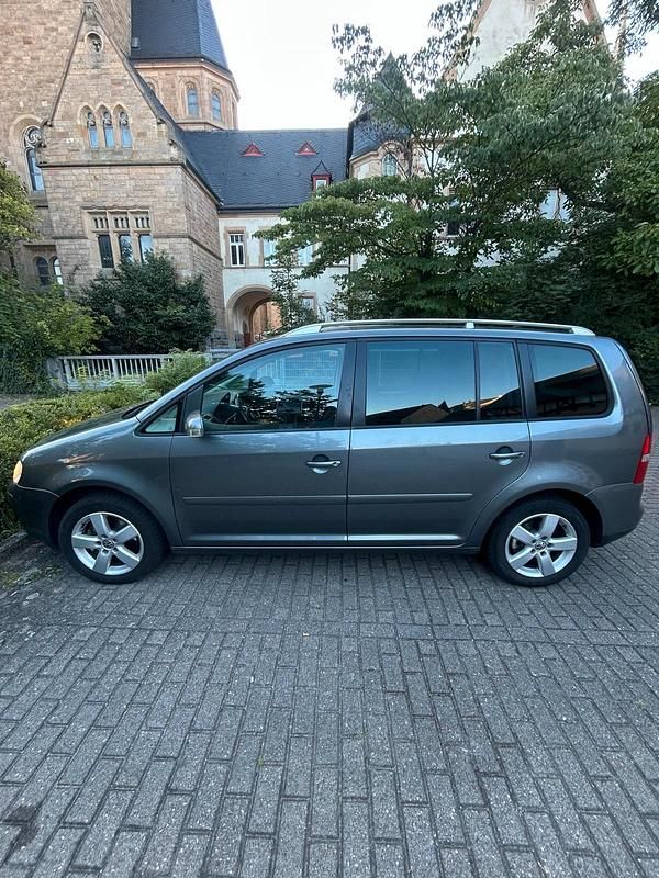 Grau Gebraucht 2006 VW Touran Van / Kleinbus | 2.950 € (Etwas zu teuer) - Bild 1/4