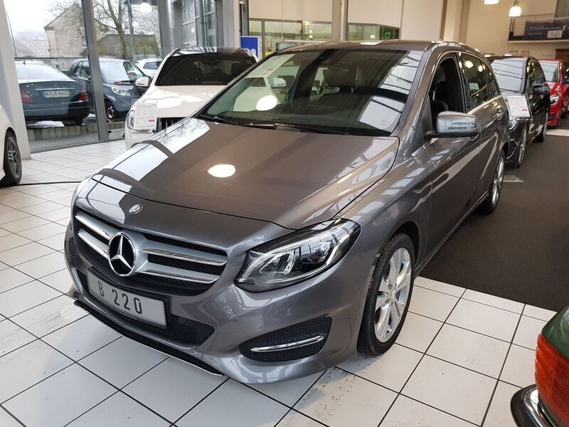 Grau grau metallic Gebraucht 2015 Mercedes B220 Urban Van / Kleinbus | 20.900 € (Etwas zu teuer) - Bild 1/4