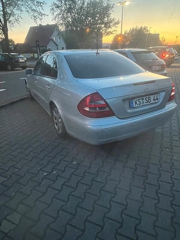 Silber Gebraucht 2002 Mercedes E220 Limousine | 2.300 € (Guter Preis) - Bild 1/4