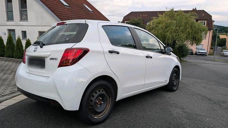 Gebraucht Toyota Yaris 68 PS (50 kW) 2016 Weiß Kleinwagen