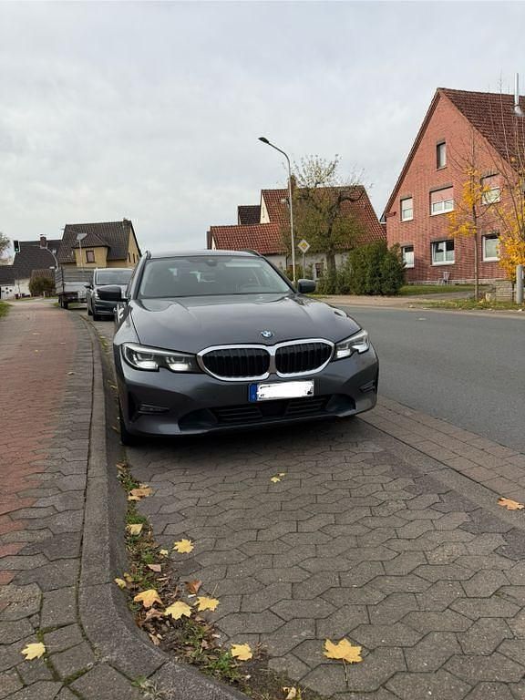 Grau Gebraucht 2020 BMW 318 Kombi | 15.900 € (Guter Preis) - Bild 1/4