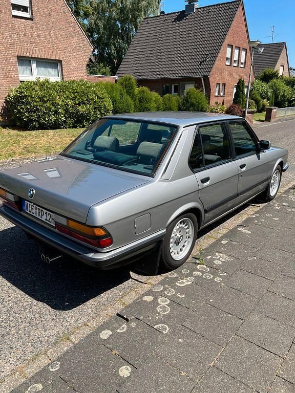 Gebraucht BMW 525 129 PS (94 kW) 1987 Grau Limousine
