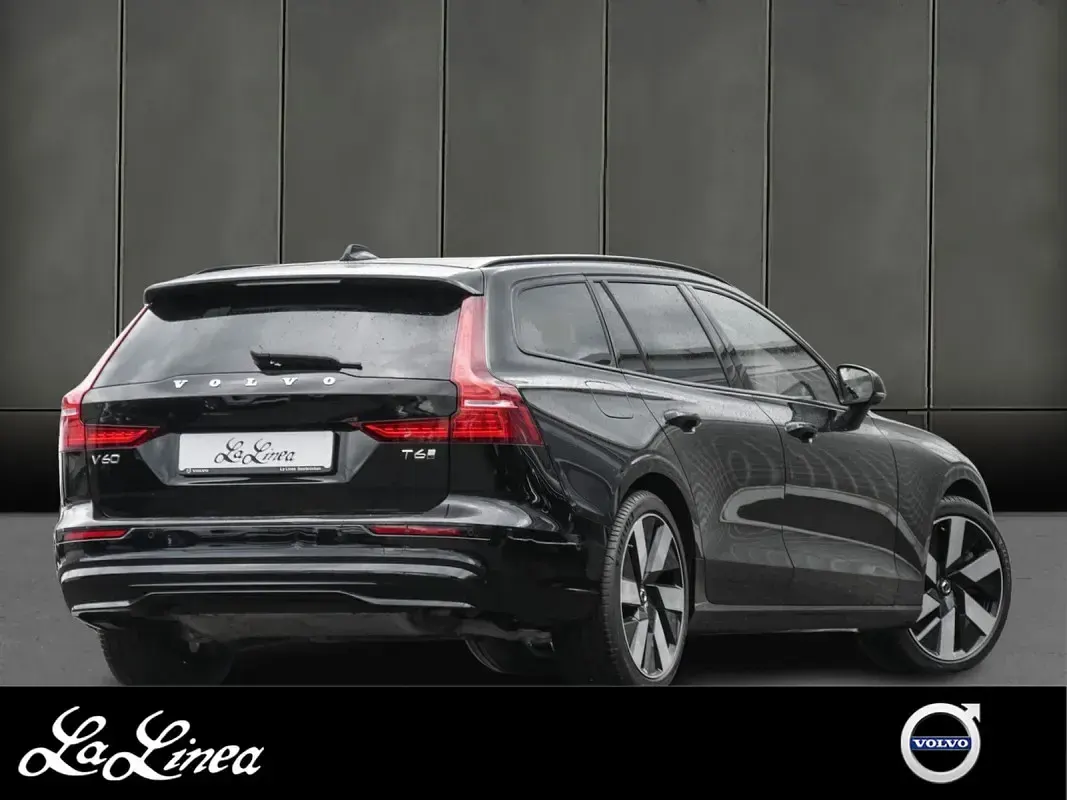 Gebraucht Volvo V60 Plus 349 PS (256 kW) 2024 Schwarz Kombi