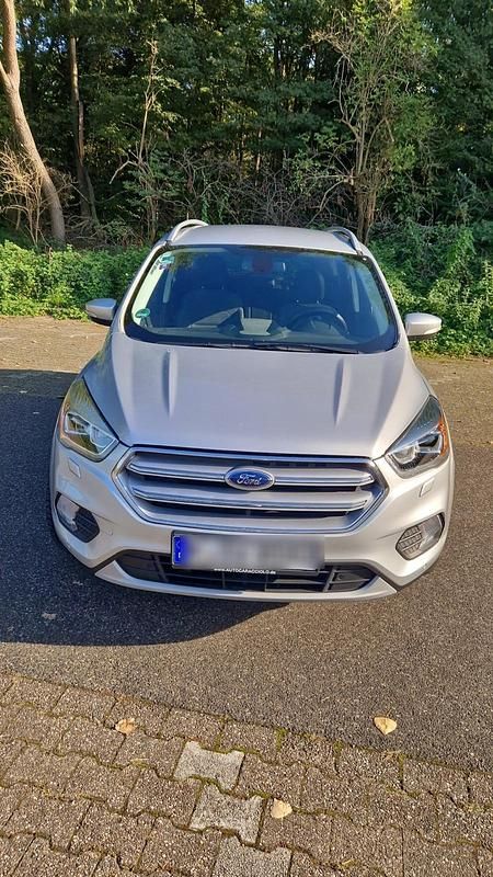 Grau Gebraucht 2017 Ford Kuga SUV | 12.000 € (Fairer Preis) - Bild 1/4