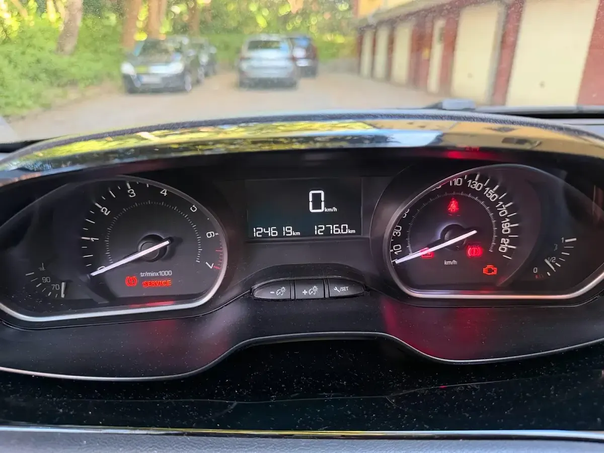Gebraucht Peugeot 208 82 PS (60 kW) 2016 Schwarz Kleinwagen