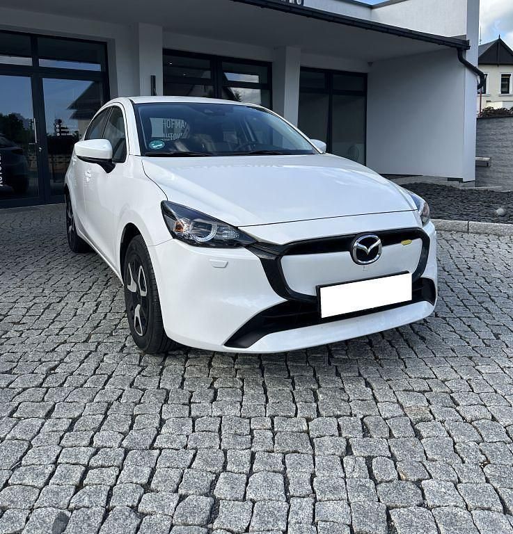 Weiß Gebraucht 2024 Mazda 2 Center-Line Limousine | 18.800 € (Etwas zu teuer) - Bild 1/4