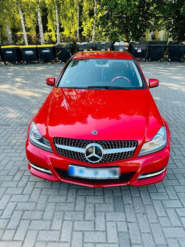 Rot Gebraucht 2011 Mercedes 200 Limousine | 6.999 € - Bild 1/4