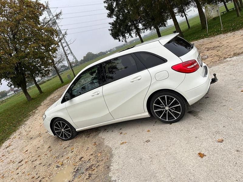 Gebraucht Mercedes B200 156 PS (114 kW) 2013 Weiß Van / Kleinbus