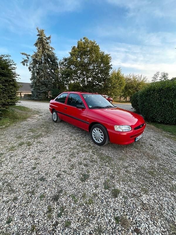 Rot Gebraucht 1997 Ford Escort Kleinwagen | 3.300 € (Fairer Preis) - Bild 1/4