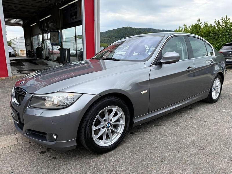 Grau Gebraucht 2011 BMW 325 Sport Line Limousine | 8.490 € (Fairer Preis) - Bild 1/4