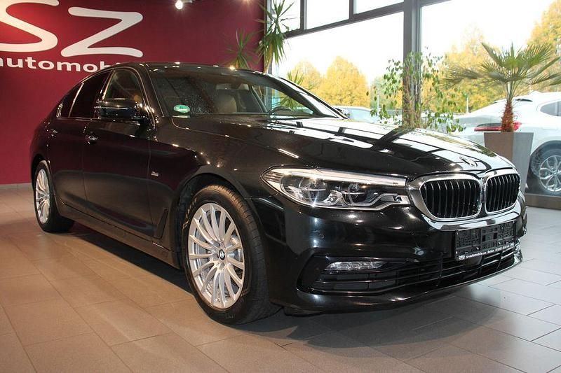 Black sapphire metallic Gebraucht 2017 BMW 520 Sport Line Limousine | 25.800 € (Fairer Preis) - Bild 1/4