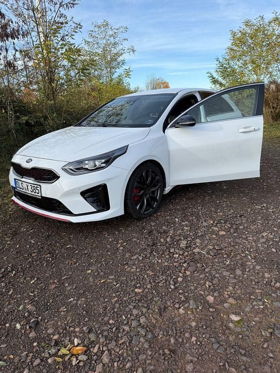 Weiß Gebraucht 2019 Kia Ceed GT Limousine | 20.100 € (Fairer Preis) - Bild 1/4