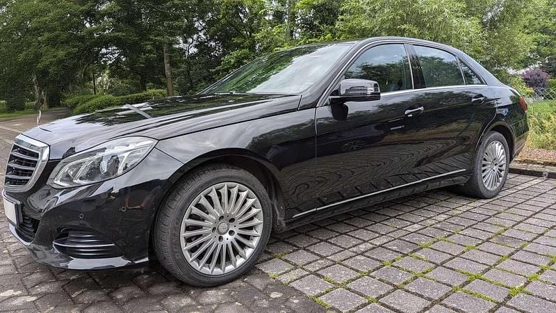 Schwarz Gebraucht 2015 Mercedes E220 Edition Limousine | 17.900 € (Fairer Preis) - Bild 1/4