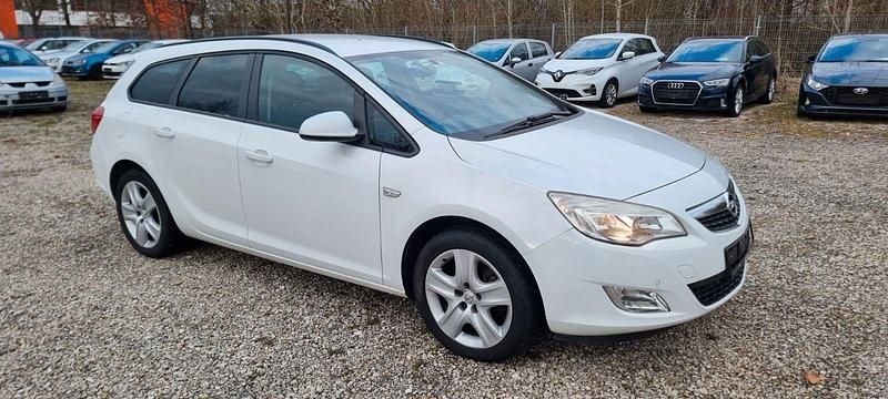Używany Opel Astra Design Edition 110 KM (80 kW) 2012 Biały Kombi