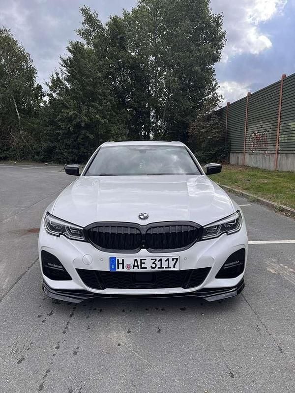 Weiß Gebraucht 2019 BMW 330 M Sport Limousine | 32.600 € (Teuer) - Bild 1/4