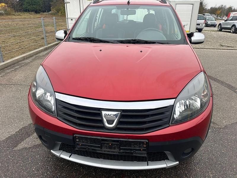 Rot Gebraucht 2012 Dacia Sandero Stepway Limousine | 2.350 € - Bild 1/4