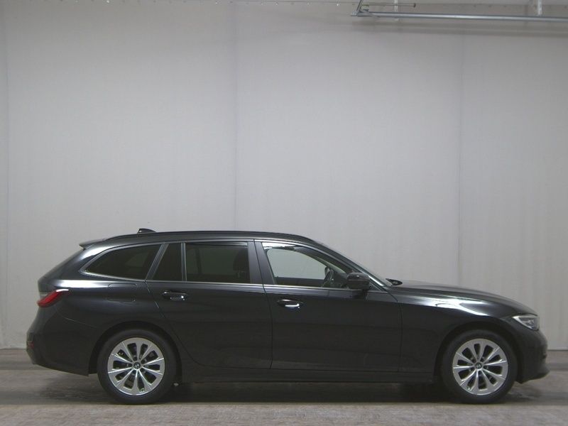 Schwarz Gebraucht 2022 BMW 320 Advantage Kombi | 22.280 € (Superpreis) - Bild 1/4