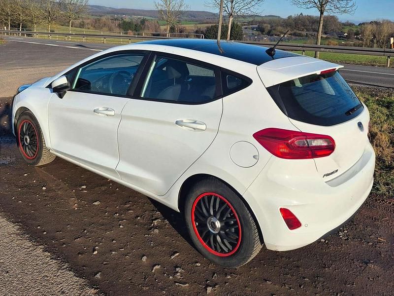 Gebraucht Ford Fiesta Cool & Connect 101 PS (74 kW) 2019 Weiß Limousine