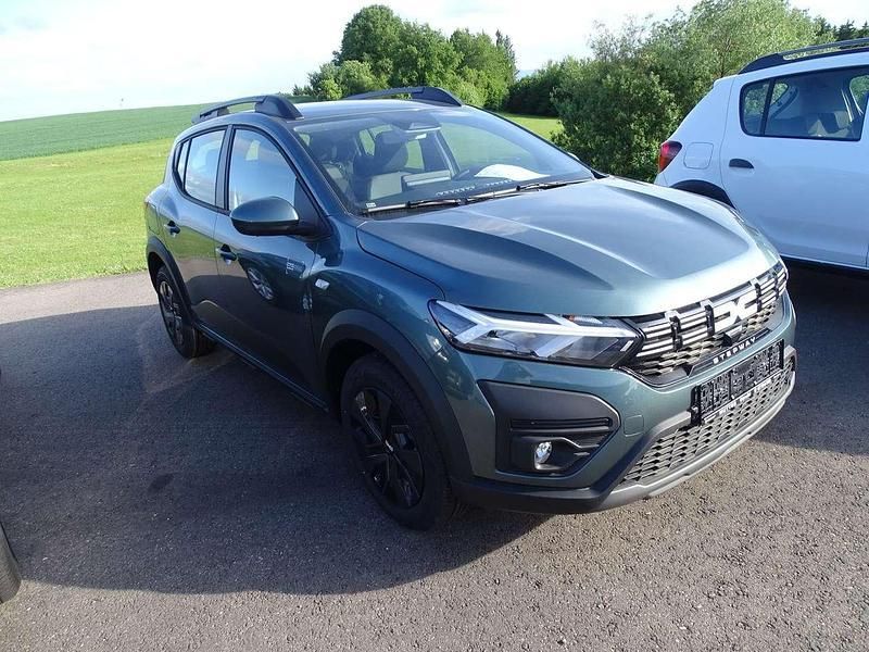 Neu Dacia Sandero Expression 91 PS (66 kW) 2025 Zederngrün Kleinwagen