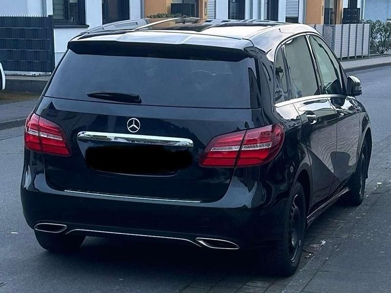 Schwarz Gebraucht 2016 Mercedes B200 Van / Kleinbus | 15.000 € (Etwas zu teuer) - Bild 1/4