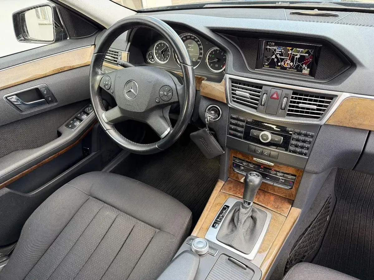 Gebraucht Mercedes E200 184 PS (135 kW) 2010 Schwarz Limousine