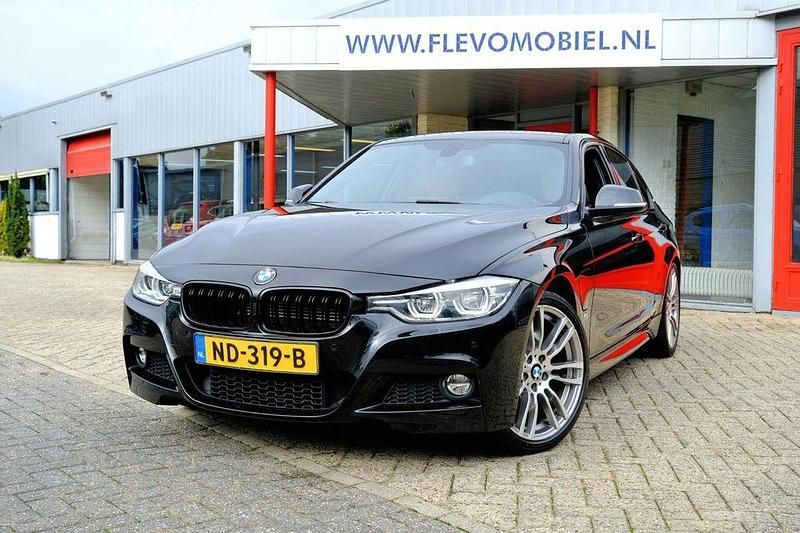 Schwarz Gebraucht 2016 BMW 330e M Sport Limousine | 18.750 € (Superpreis) - Bild 1/4