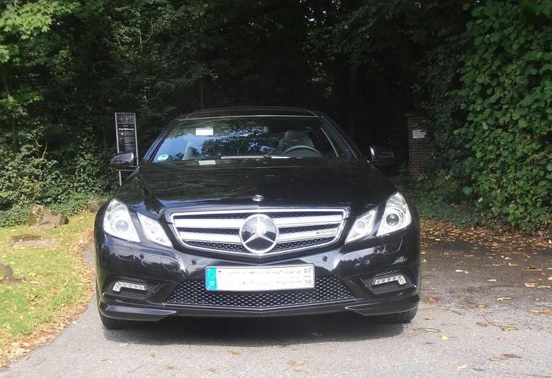 Schwarz Gebraucht 2010 Mercedes E500 AMG Coupé | 31.000 € - Bild 1/4